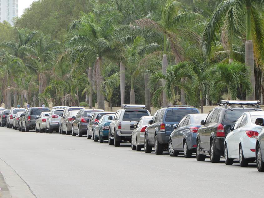 En días de semana la av. Paseo del Mar, las calles aledañas al Bussines Park, Ocean Mall y DownTown CDE se inundan de vehículos que se estacionan burlando la prohibición de parar allí. | Foto: Aydana Ruiz