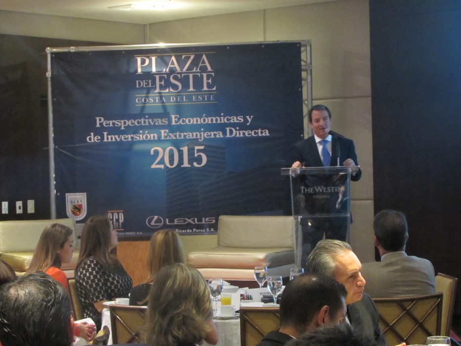 Néstor González, vice ministro de Comercio Exterior durante el foro Perspectivas ecónomicas y de inversión extranjera directa 2015.