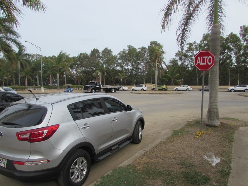 Este auto infringe varias reglas: está estacionado en una esquina, frente a una señalización y de forma paralela a otro vehículo en la misma calle | Foto: Aydana Ruiz