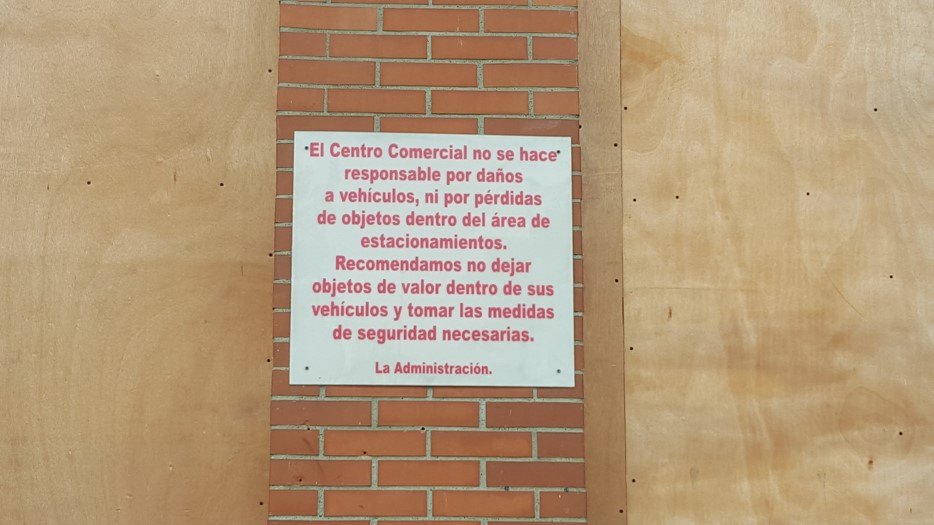 Irónico el único mensaje con advertencias que existe en Plaza del Este | Foto: Aydana Ruiz