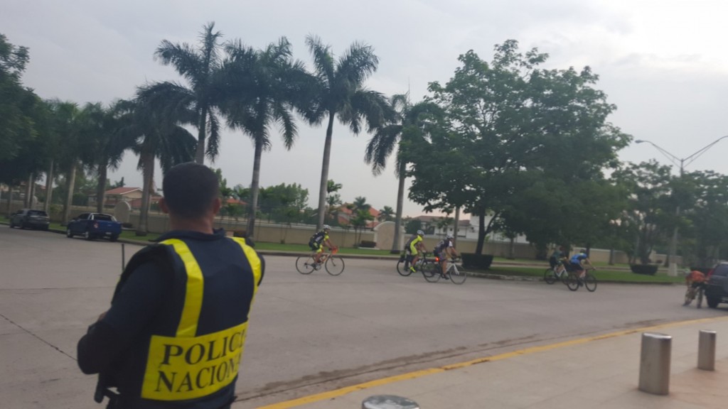 La Policía Nacional frecuenta regularmente las calles a fin de garantizar seguridad a los deportistas.