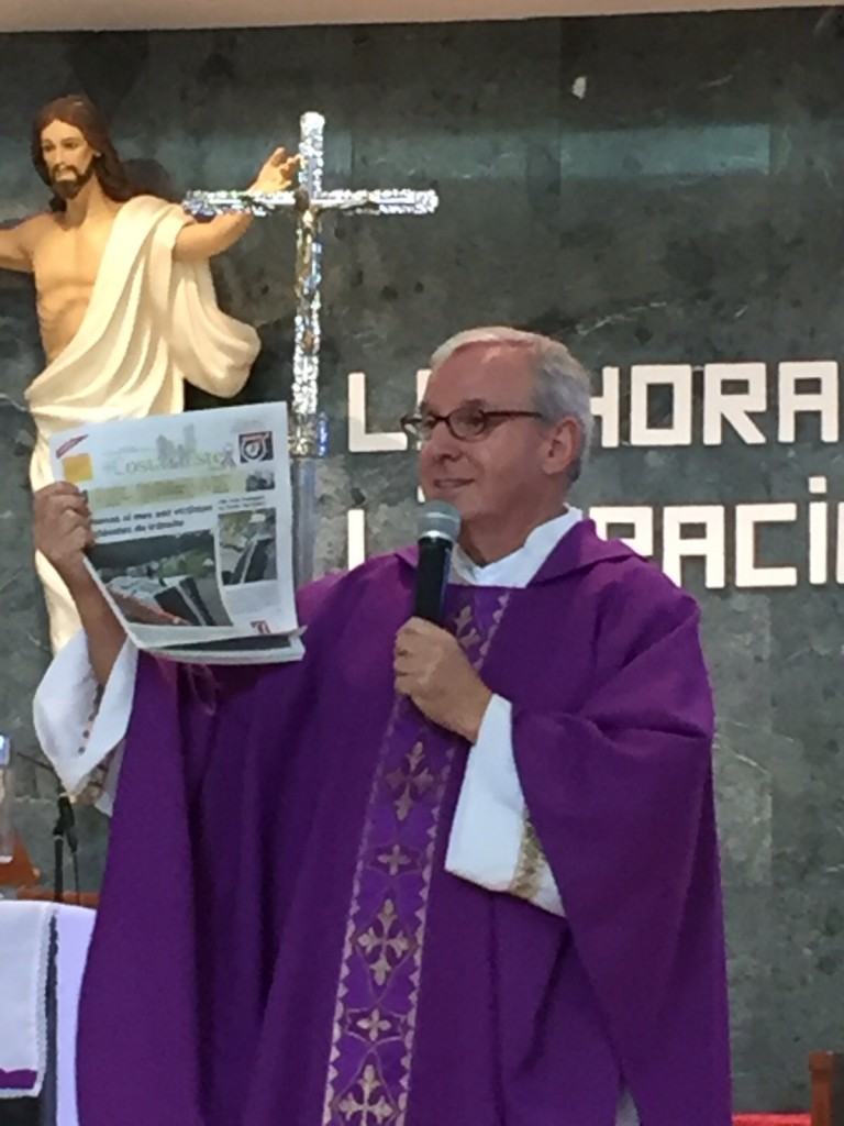 Padre Migue Angel bendijo a Costa del Este News en su segundo aniversario
