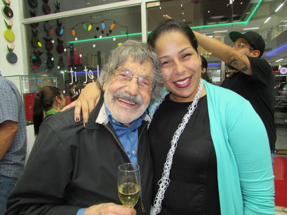 Marion Cruz junto a su abuelo. el maestro Carlos Cruz Diez.