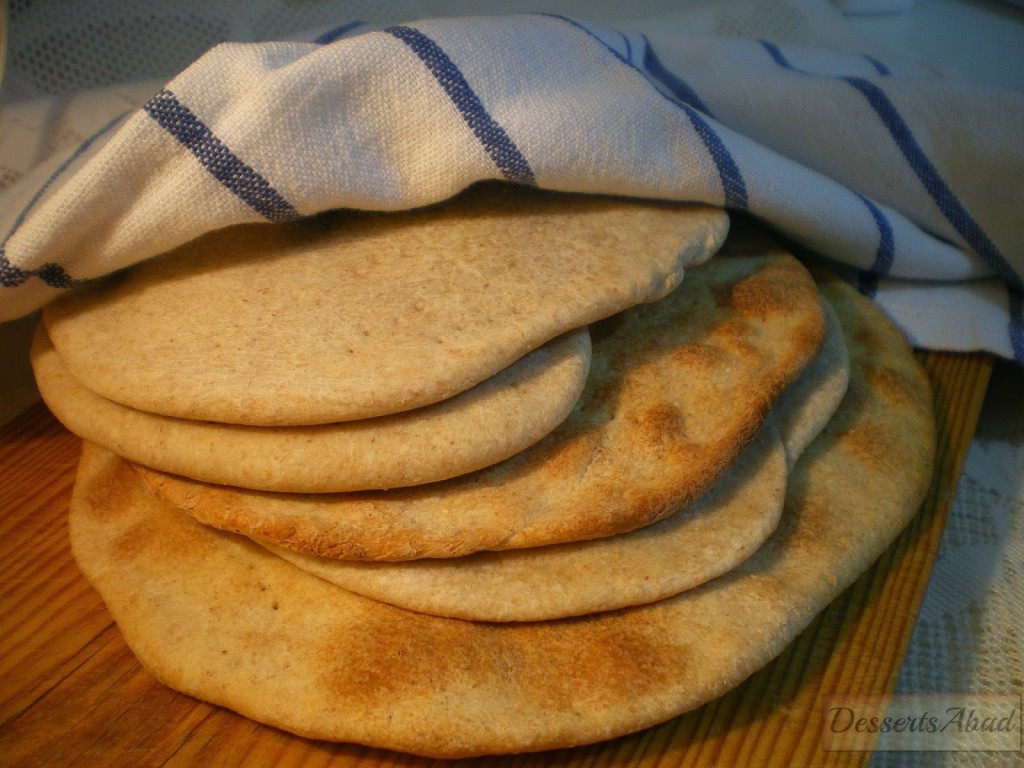 La matzá o matzos, es un pan ácimo (plano) elaborado con harina y agua. 
