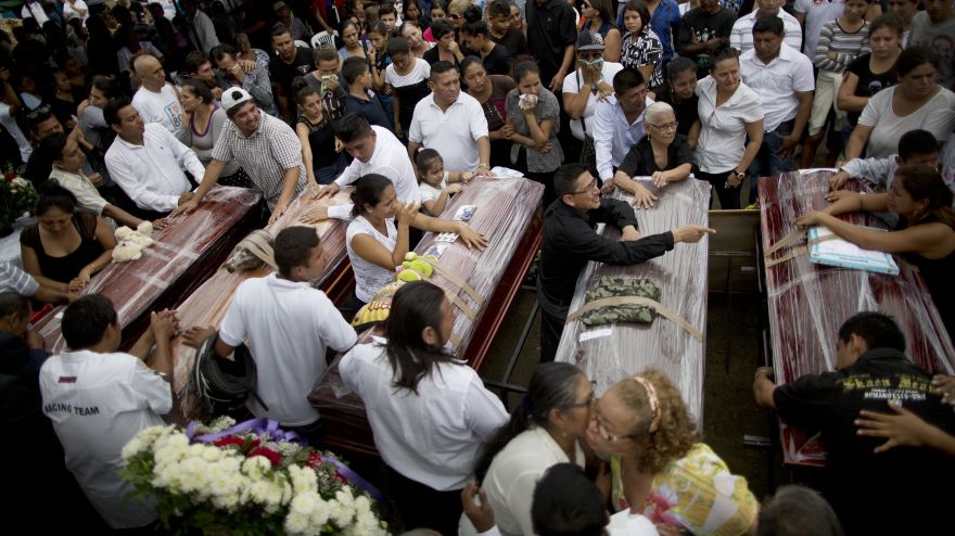  La cifra de fallecidos es tan elevada, que hay poblaciones en las que ya no hay espacio en los cementerios para enterrar los cuerpos (AP Photo/Rodrigo Abd)