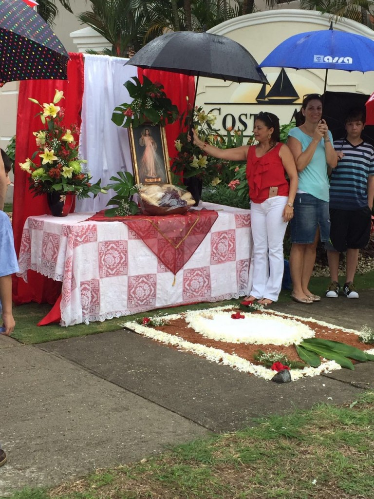 Bajo la lluvia los residentes de Costa Azul instalaron su altar | Foto Evelyn Sayegh