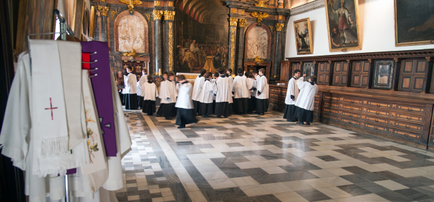 Los niños cantores, que alcanzan hasta los 18 años, participan en los oficios religiosos más importantes que se celebran en la Basílica del Escorial y los relacionados con la Casa Real Española.