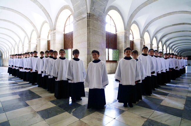  La agrupación cantó en el 2005 en la Capilla Sixtina, y en 2006 cantaron ante el Papa Benedicto XVI.