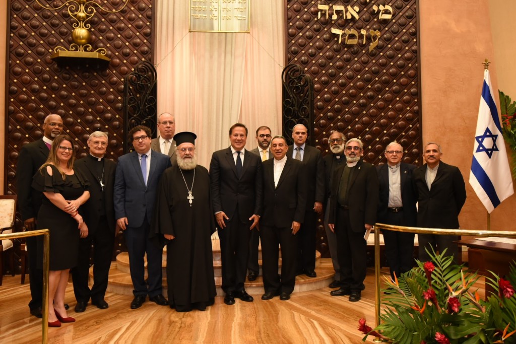 El Presidente de la República se dirigió a los presentes: comunidad judía, altos representantes religiosos, gubernamentales y diplomáticos, y reconoció el significativo aporte de la comunidad hebrea a Panamá. 