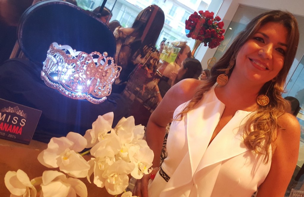 Fabiola Bracho junto a la corona del Miss Panamá, intervenida por ella misma y su fima de joyería Buru | Foto: AR