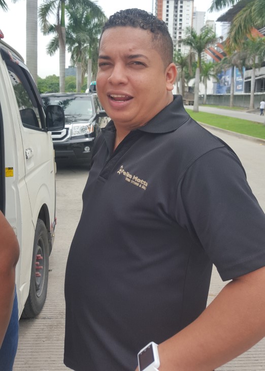Moisés Rivera, trabajador: “Trabajo en Felipe Motta y debo comer en la calle todos los días. Me sale más económico acá que ir a un restaurante”.