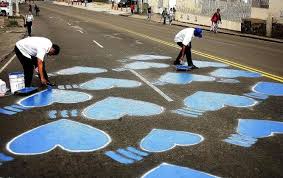 El año pasado la ATTT y el Movimiento 23 de octubre pintaron corazones azules en La Cresta, para recordar la tragedia que cobró la vida de 18 panameños en el bus 8B-06. Foto: Cortesía