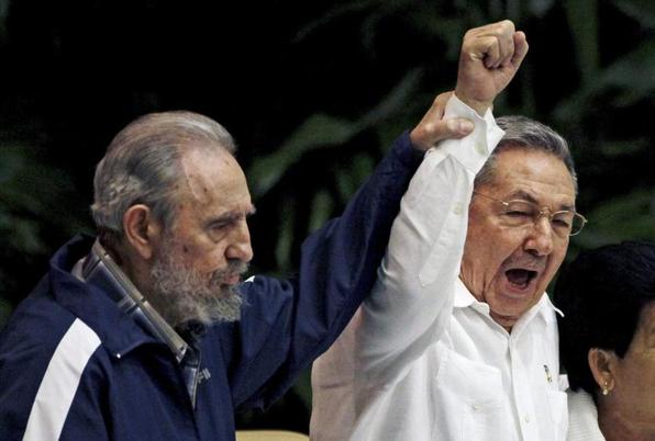 Junto a su hermano , 5 años menor que él, Raul Castro.