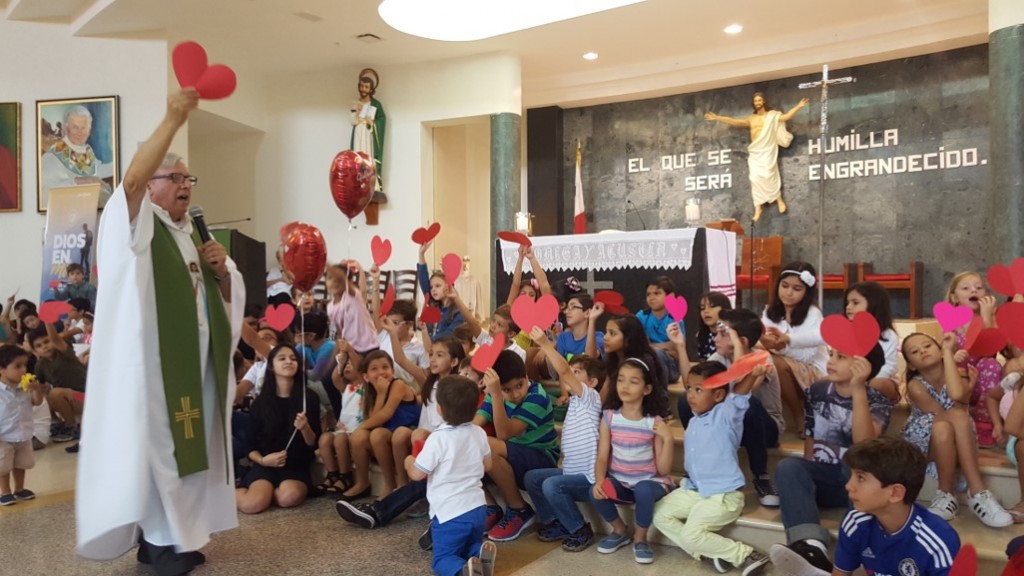 Todos los domingos, Ciaurriz también oficia una misa para niños | Foto: AR