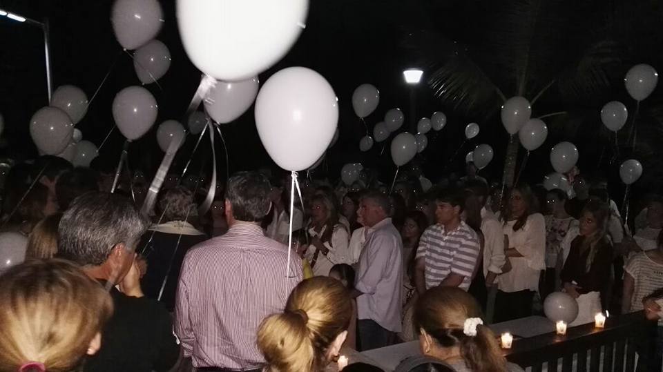 Decenas de allegados a Niko y Walter elevaron globos blancos y lanzaron al cielo, justo sobre el Pacífico, globos del deseo en honor a sus amigos | Foto: Cortesía