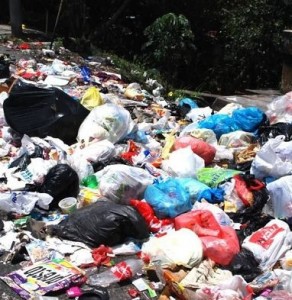 En Panamá se manejan 800 mil toneladas de basura anualmente, una 2 mil 300 toneladas al día.  