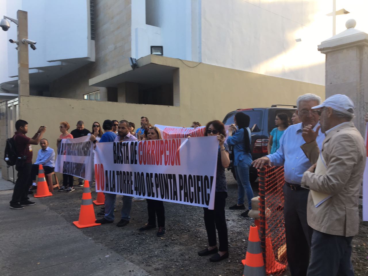 Manifestantes ocuparon las aceras del conjunto residencial Pacific Point el viernes, 17 de marzo, siendo atendidos por el corregidor