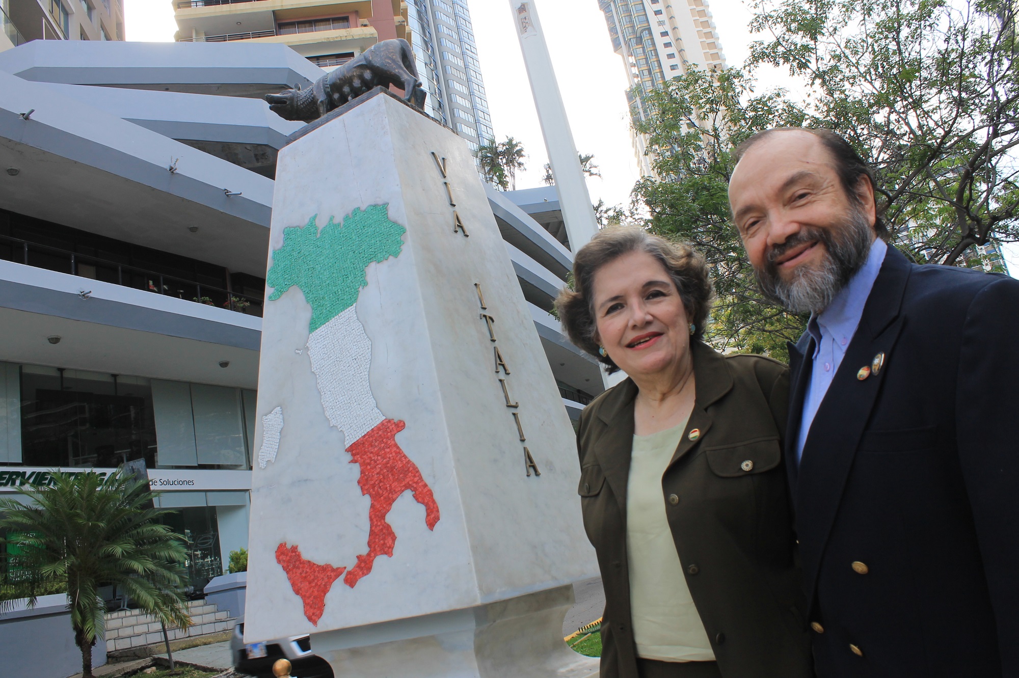 María de Lourdes Vaccaro, Pta de la Sociedad de Beneficiencia Italiana de Panamá junto a su esposo Ángel Achurra.