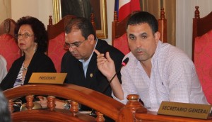 Ricardo Domínguez, representante de Bella Vista, se comunicó con el Ministro Juan Manuel Vásquez para coordinar reunión e investigar informes incongruentes.