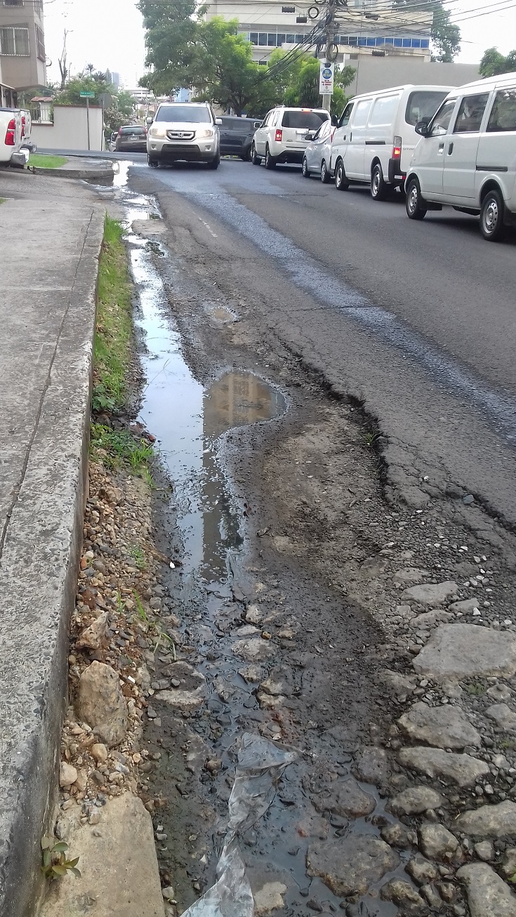 A lo largo de la calle Matilde de Obarrio corren aguas servidas llegando a la intersección con la calle 67, donde el efecto erosivo ha causado el mayor daño.