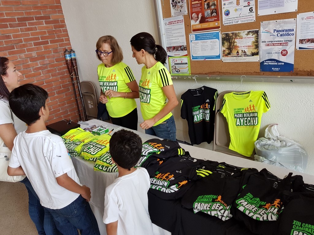  Las camisetas están siendo vendidas en la parroquia San Lucas, y también en Felipe Motta.