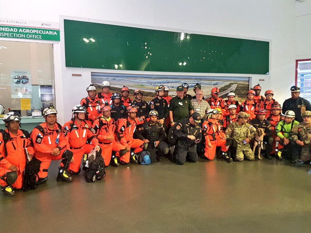 El grupo de rescatistas panameños llegó a México e inmediatamente comenzaron a trabajar| Foto: Sinaproc