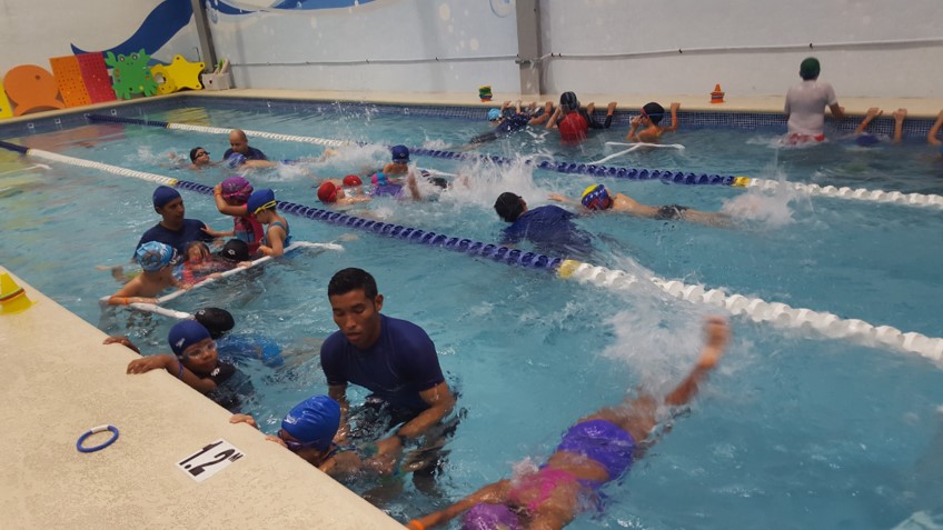 En Aquatics, no solo sacan provecho los más pequeños que inician su acercamiento con el agua. También se imparten clases para todas las edades y se acompaña al alumno, según su nivel y necesidades.