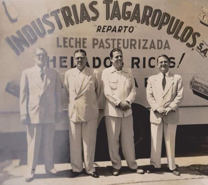 Don Theodoro, Don Antonio, Don Athalacio y Don Pablo Tagarópulos.