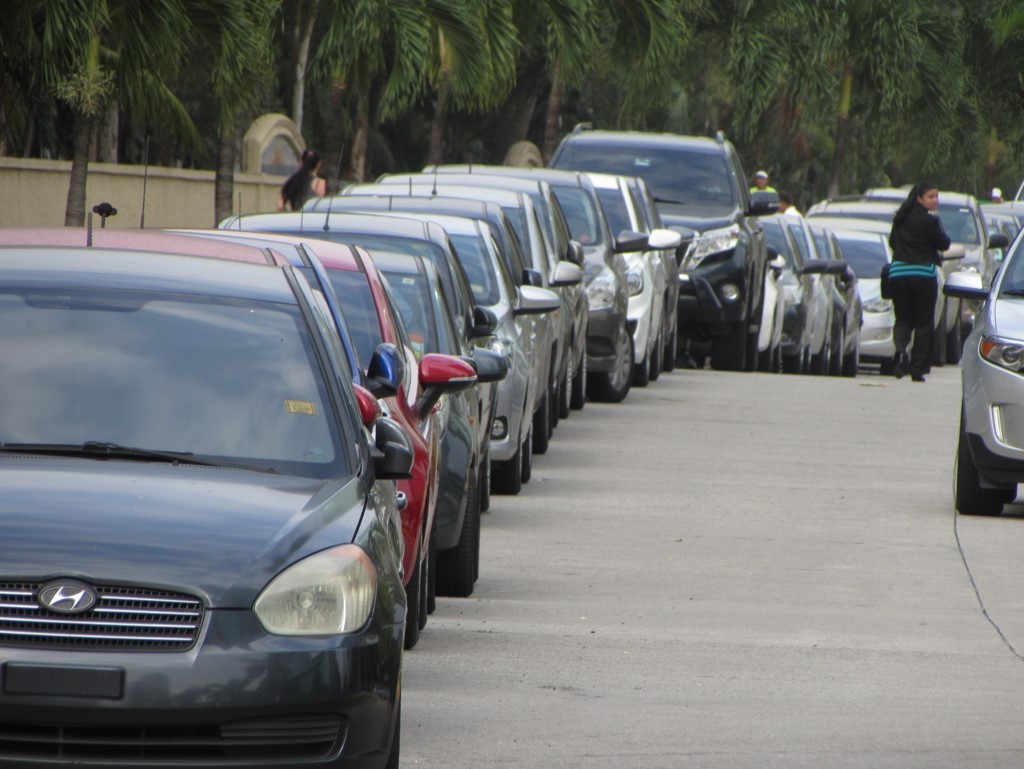 De los 600 autos que la Administración de CDE ha contabilizado diariamente estacionados en todas las calles, cerca de 300 lo hacen en la avenida Paseo del Mar, y el resto en calles internas de la comunidad. 